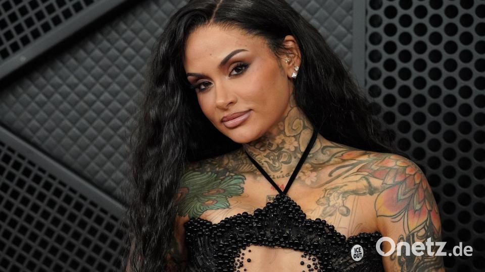 Kehlani kommt bei den 68. Grammy Awards an - mit einem „ICE OUT“-Button. Bild: Jordan Strauss/Invision/AP/dpa