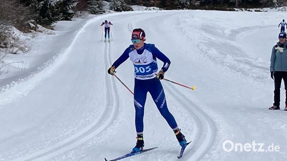 Linda Schlierf vom SC Monte Kaolino sicherte sich den Bayerischen Meistertitel in der U18 im Einzelrennen über 10 Km in der klassischen Technik und im Teamsprint Bild: chl