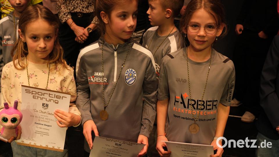 Das Maskottchen der U8-Leichtathletinnen des TV 1861 Amberg durfte natürlich bei der Ehrung nicht fehlen. Bild: gsp