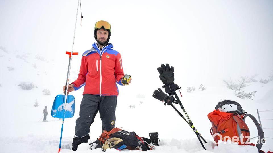 Eine Sonde zum Orten von Verschütteten unter dem Schnee und eine Schaufel gehören zur Grundausrüstung abseits der Piste. Bild: Malin Wunderlich/dpa