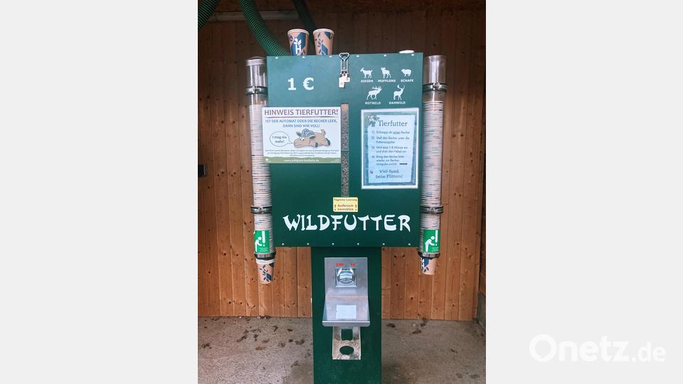 Die Leckerlis gibt es im Futterautomaten. Bild: Evi Wagner