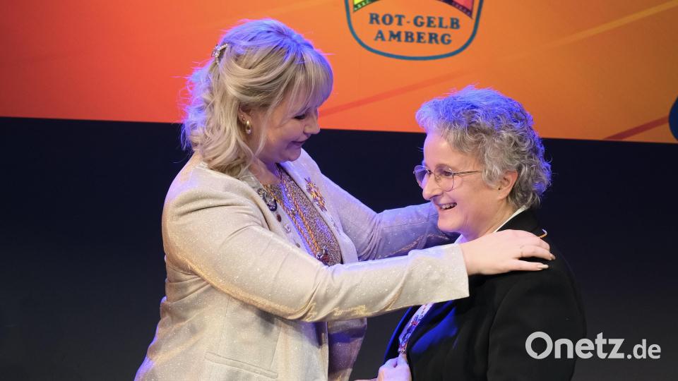Auch Helga Powalla erhielt zum Abschied von Narrhalla-Präsidentin Anja Weigl eine Medaille. Bild: gsp