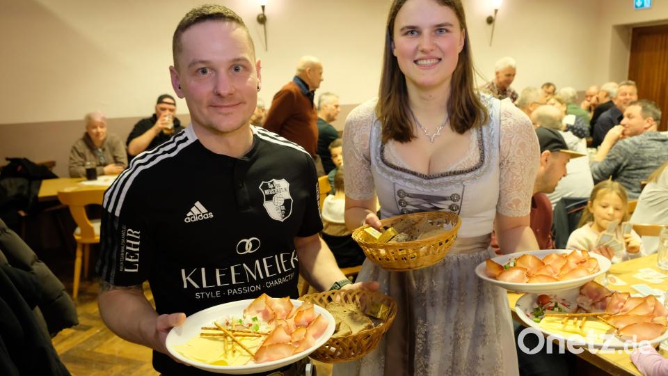 Beim Schinkenfest in der Kulmstadt triumphierte die Lust auf Herzhaftes. Das Serviceteam hatte alle Hände voll zu tun, um "Hannis" Geselchtes unters Volk zu bringen. Bild: do