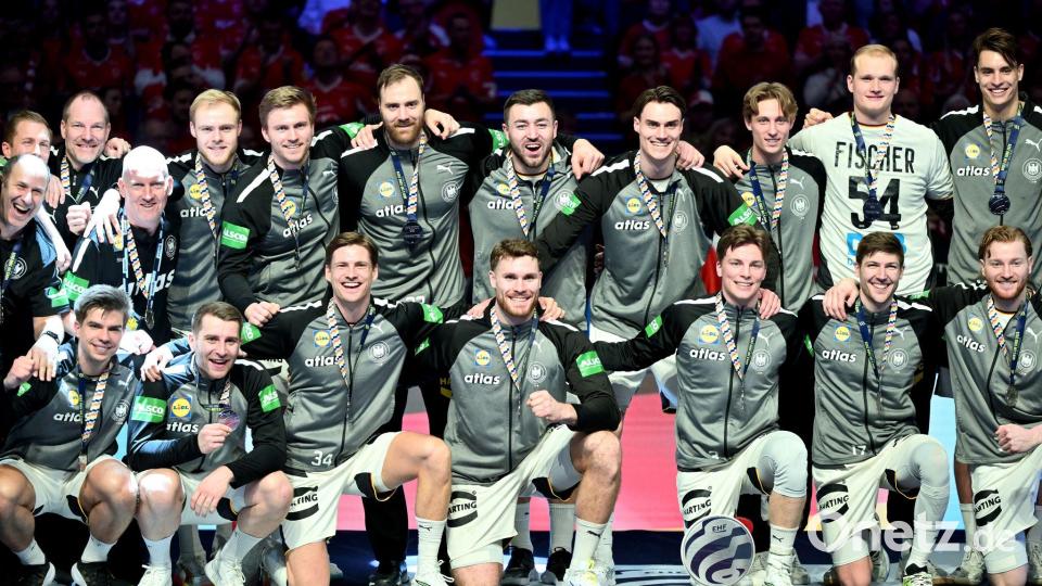 Deutschlands Handballer freuen sich über EM-Silber. Bild: Sina Schuldt/dpa