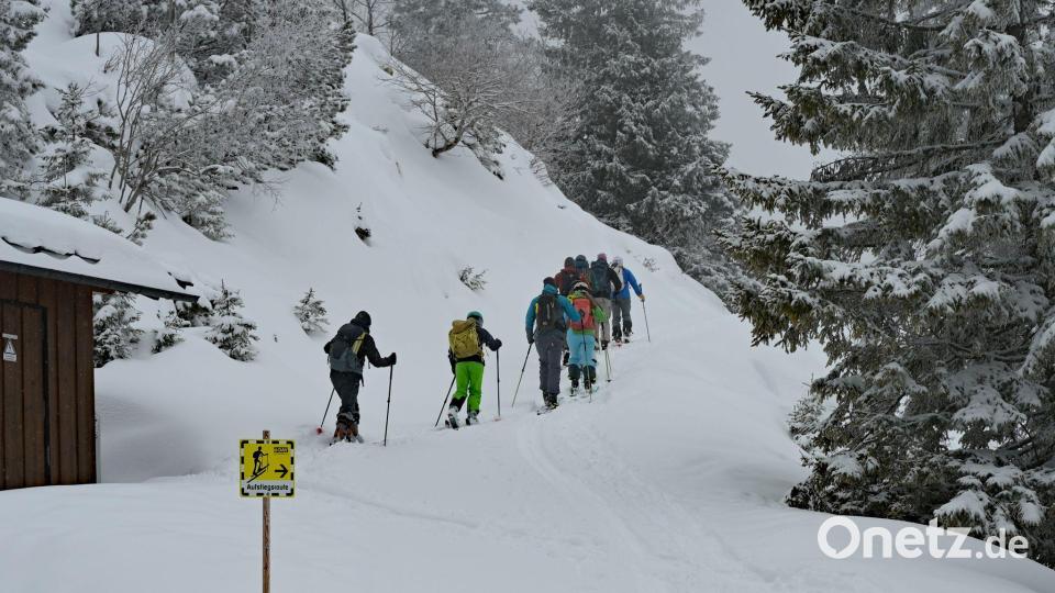 Tourengeher sind bei Garmisch-Partenkirchen auf einer ausgewiesenen Route unterwegs. Bild: Malin Wunderlich/dpa