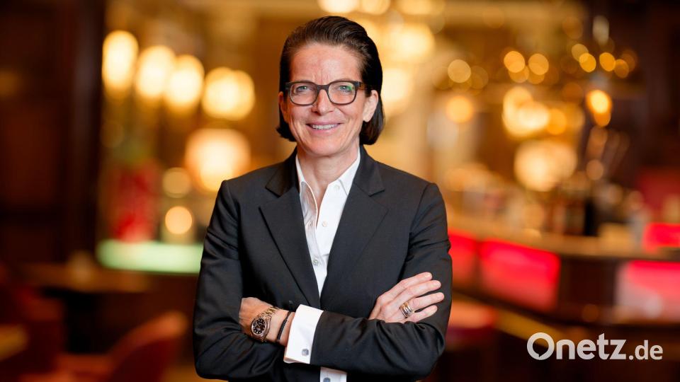 Die 57-Jährige singt Schlager im Playback, tanzt mit ihren Angestellten und erklärt die Arbeit im Hotel. Bild: Uwe Anspach/dpa