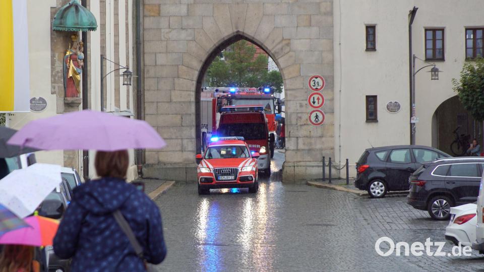 Das Tor des Kirchturms war eine Engstelle beim Umzug. Bild: bkr