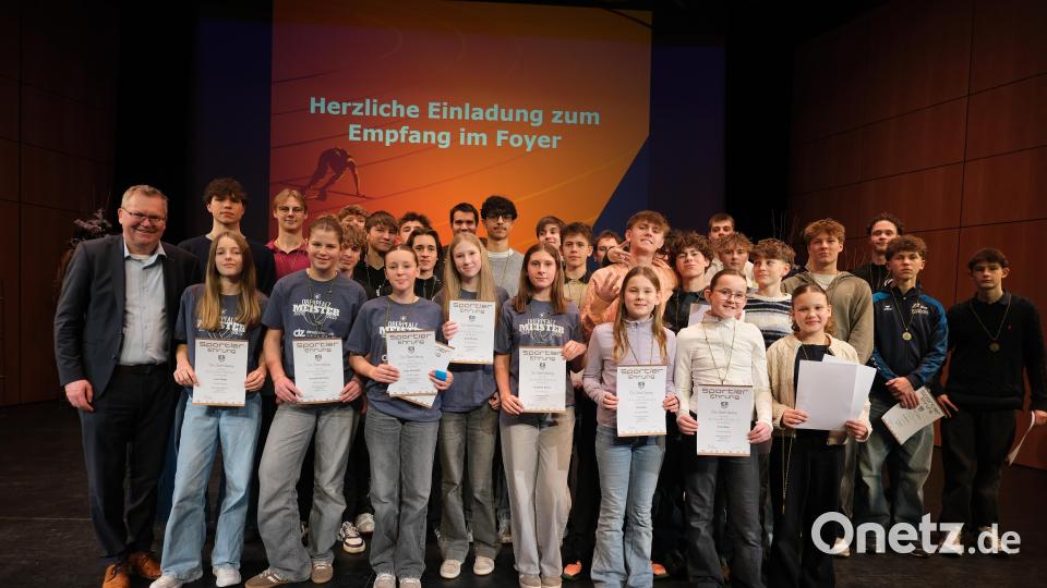 OB Michael Cerny würdigte auch die Erfolge von acht jugendlichen Volleyballteams des VC DJK Amberg bei Oberpfalz- und Bayerischen Meisterschaften. Bild: gsp