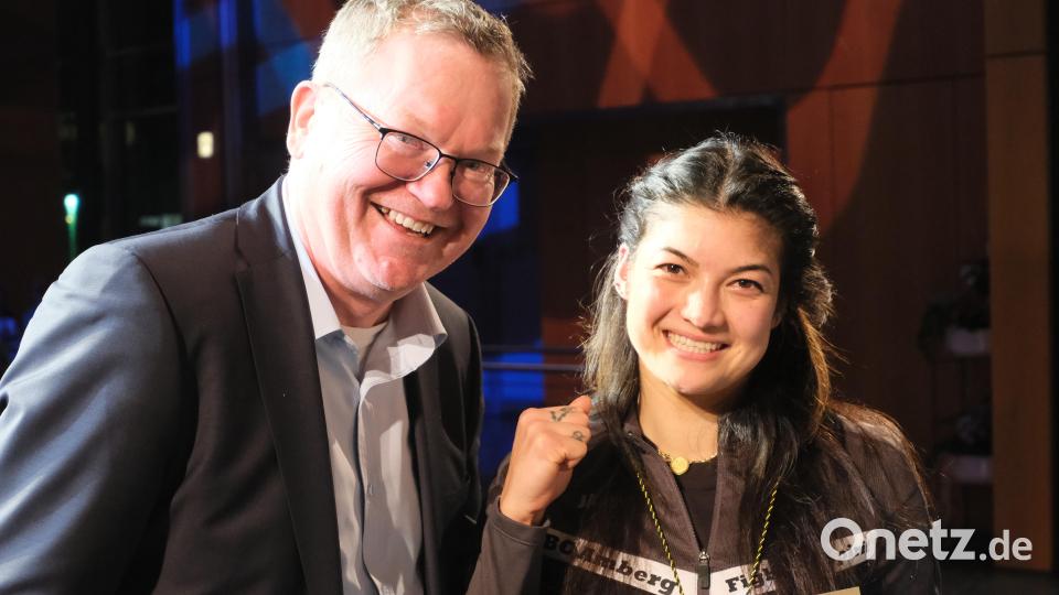Seit Jahren Stammgast bei der Sportlerehrung: Kickbox-Weltmeisterin Jenny Wurster zusammen mit OB Michael Cerny. Bild: gsp