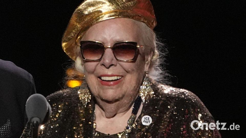 Joni Mitchell nimmt den Preis für das beste historische Album entgegen. Bild: Chris Pizzello/Invision/AP/dpa