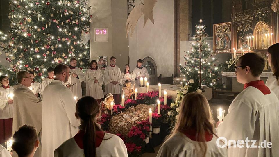 Zum anrührenden Abschluss der Christmette gehörte natürlich ein vor der Krippe gemeinsam gesungenes "Stille Nacht, heilige Nacht". Bild: aub