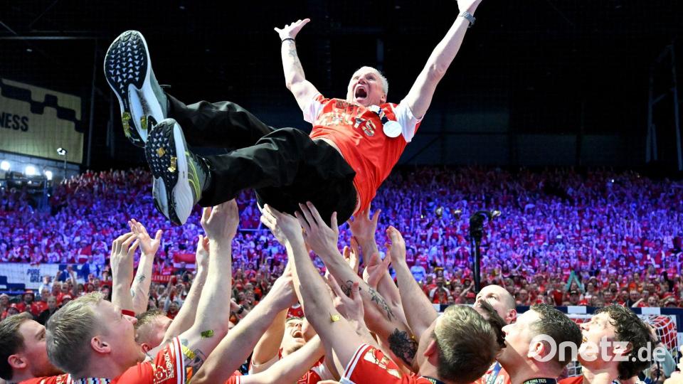 Trainer Nikolaj Jacobsen wird von seinen Spielern gefeiert. Bild: Sina Schuldt/dpa