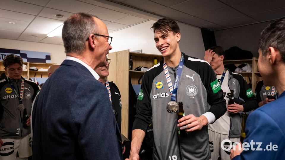 Bundeskanzler Friedrich Merz gratuliert Deutschlands Handballern in der Kabine. Bild: Guido Bergmann/Presse- und Informationsamt der Bundesregierung/dpa