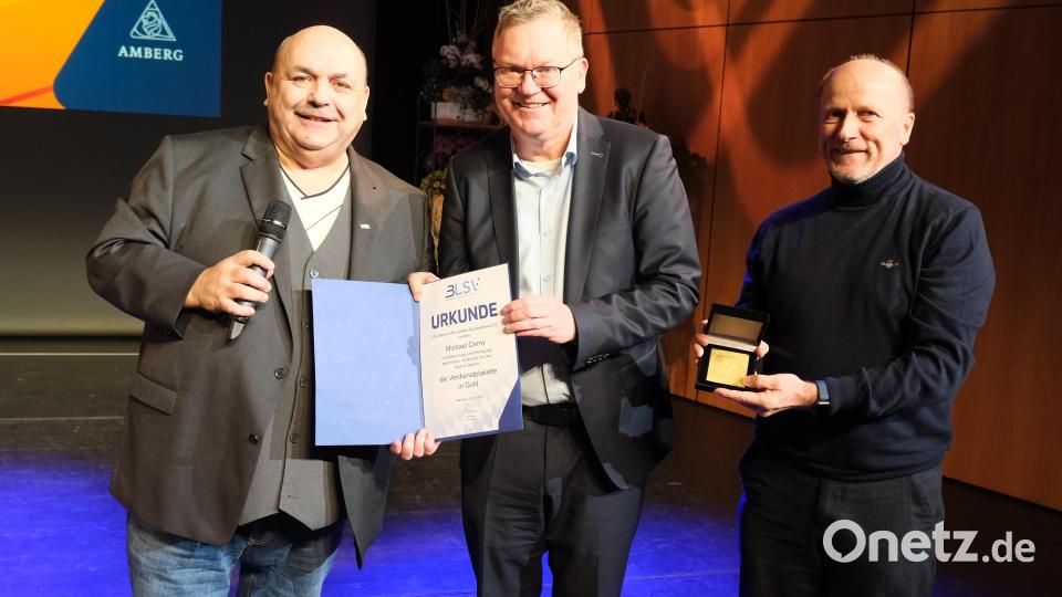 Zum Abschied gab es auch für OB Michael Cerny (Mitte) eine Ehrung durch Thomas Gebele (BLSV) und Bernhard Weber (BSJ, von links). Bild: gsp