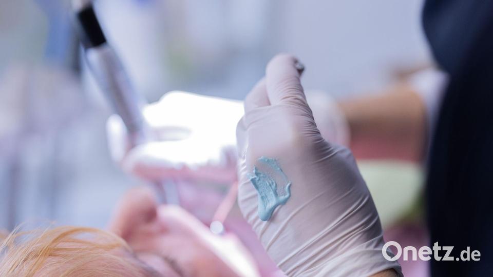 Wirbel um Zahnarztbesuche. Heute zahlt die Krankenkasse feste Zuschüsse. (Archivbild) Bild: Rolf Vennenbernd/dpa