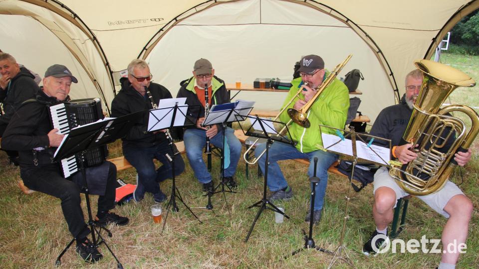 Die Tirschenreuther Tanzlmuse unter der Leitung von Viktor Ehlscheid (links) spielte auf. Bild: kro