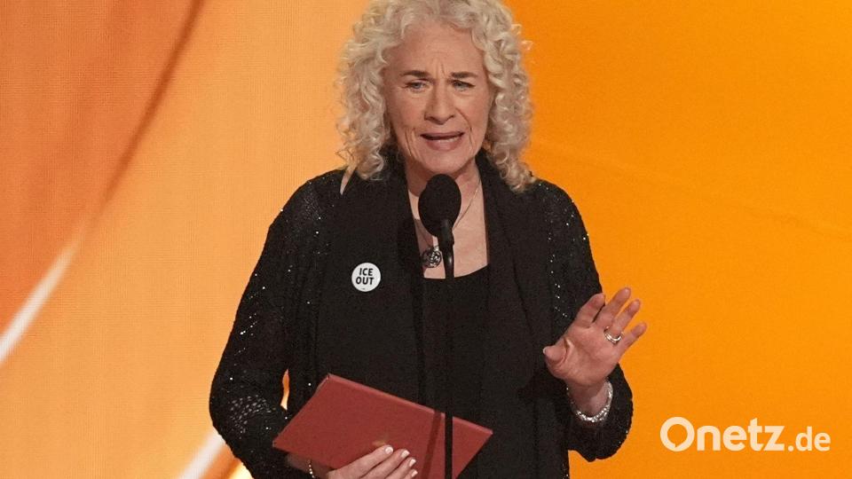 Carole King präsentiert den Preis für den Song des Jahres - mit „ICE Out“-Button. Bild: Chris Pizzello/Invision/AP/dpa