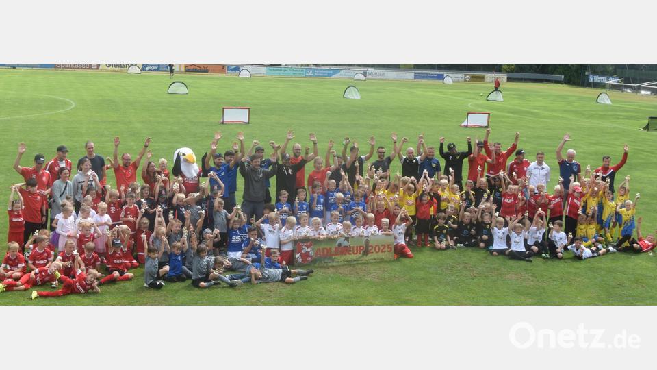 100 Kinder von neun Vereinen in 20 Teams sind begeistert beim Adler-Cup dabei. Bild: fz