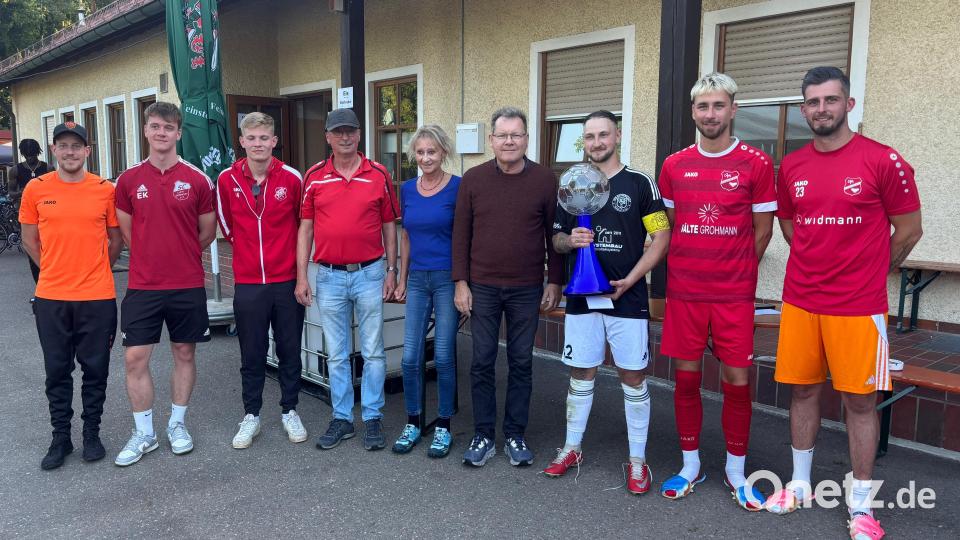 Siegerehrung für die sechs Herrenteams und Übergabe des Pokals durch Armin und Marion Grohmann (vierter und fünfte von rechts). Bild: Werner Härtl