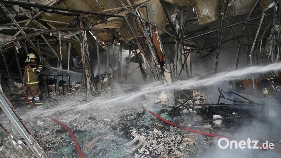 Mehrere Feuerwachen seien an den Löscharbeiten im Westen Teherans beteiligt. Bild: Vahid Salemi/AP/dpa