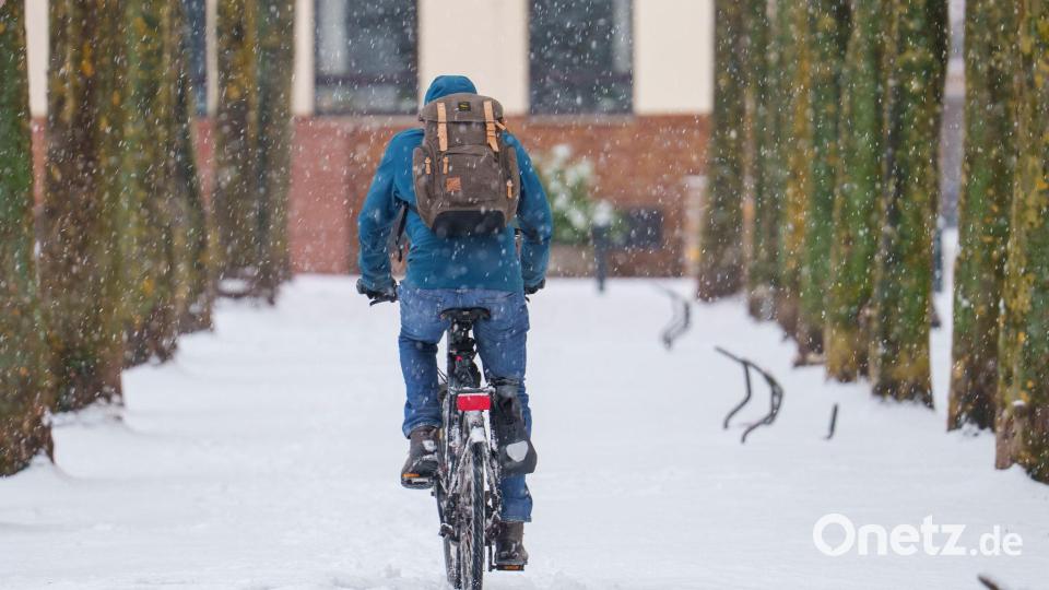 Fahrradfahrer mussten aufpassen. Bild: Andreas Arnold/dpa