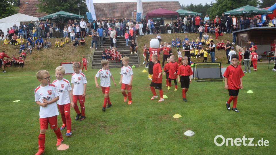Die Kids der DJK Irchenrieth (links) und der DJK Neustadt/WN marschieren zum Endspiel ein, das die Irchenriether Bambinis mit 4:3 gewinnen. Bild: fz