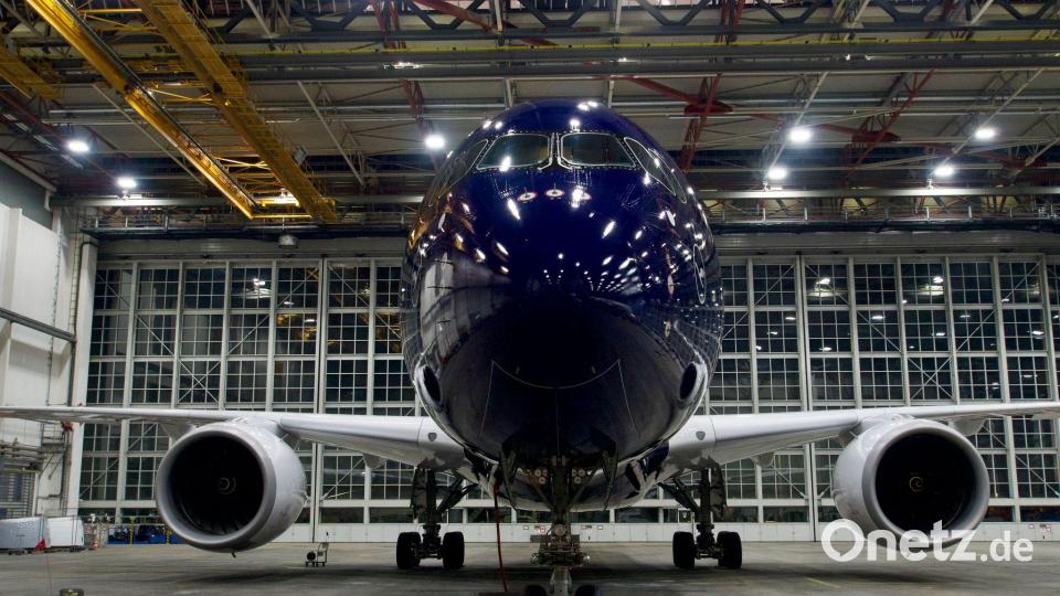 Ein neuer Airbus A350-900 der Lufthansa mit Jubiläums-Sonderlackierung. Bild: Carsten Hoefer/dpa