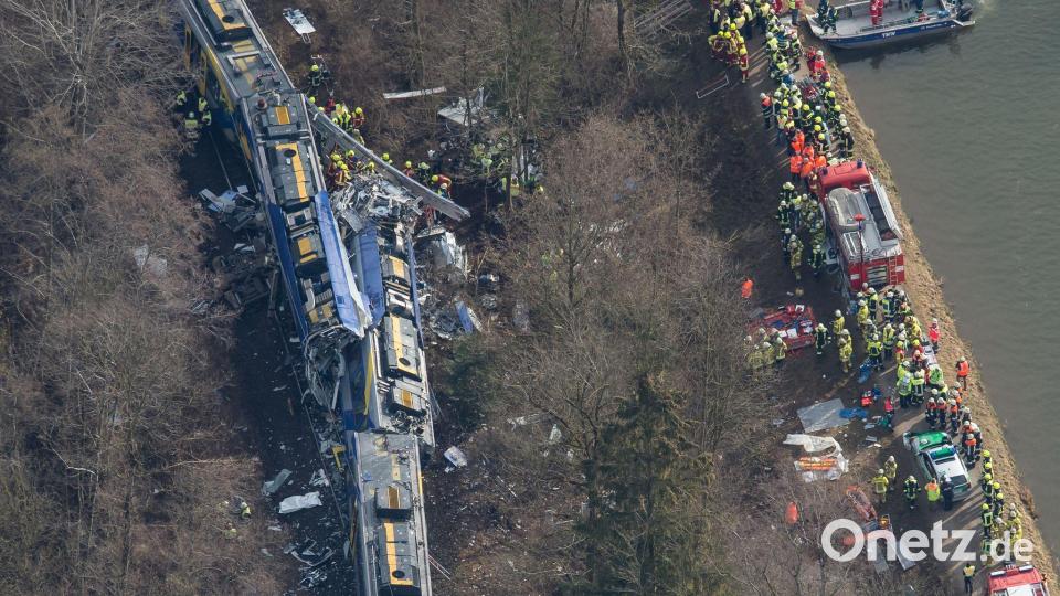 Ein Zug hatte sich in den anderen gebohrt. (Archivbild) Bild: picture alliance / Peter Kneffel/dpa