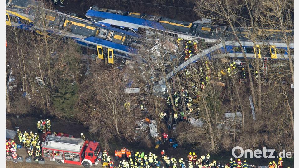 Die Bergung an der Böschung gestaltete sich schwierig. (Archivfoto) Bild: picture alliance / Peter Kneffel/dpa
