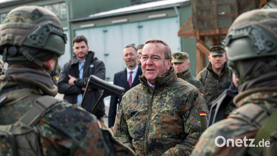 Bereits 40.000 Fragebögen hat die Bundeswehr laut Pistorius schon an potenzielle neue Soldatinnen und Soldaten versendet. Bild: Daniel Vogl/dpa