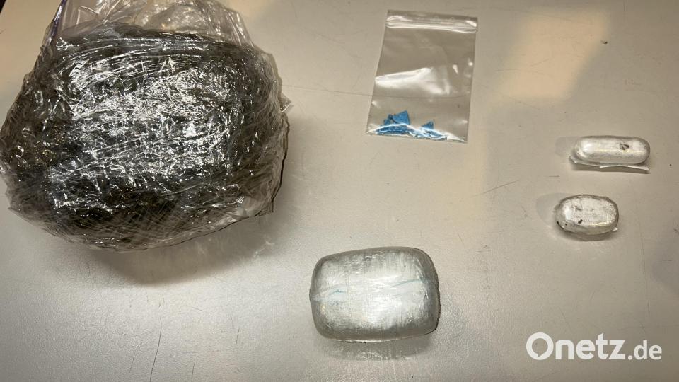 Zöllner der Kontrolleinheit Verkehrswege Furth im Wald haben kürzlich auf der A3 bei Straubing-Bogen einen Reisebus kontrolliert und bei einem Passagier größere Mengen Drogen sichergestellt. Bild: Hauptzollamt Regensburg