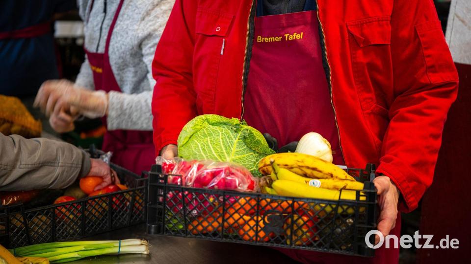 Die Tafeln in Deutschland versorgen Hunderttausende mit sehr wenig Geld. (Symbolbild) Bild: Sina Schuldt/dpa