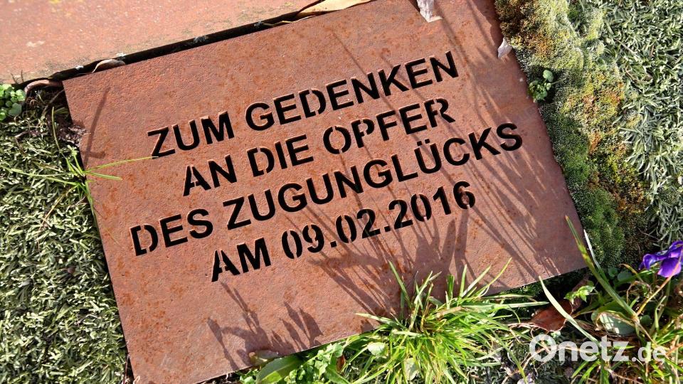 Eine Gedenkstätte erinnert an das Zugunglück. (Archivfoto) Bild: Peter Kneffel/dpa