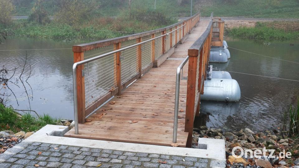 Der Bau des Schwimmstegs über die Naab war der Auftakt zur Neugestaltung des Schwarzenfelder Schlossparks. Bild: Hirsch