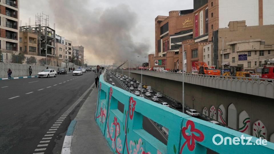 Beim Eintreffen der Einsatzkräfte stand die Halle fast vollständig in Flammen, dichter Rauch stieg in den Himmel. Bild: Vahid Salemi/AP/dpa