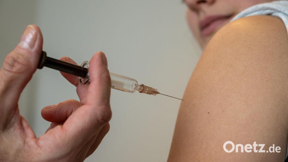 Eine Jugendliche bekommt eine Impfung zum Schutz vor Gebärmutterhals-Krebs. Bild: Stefan Puchner/dpa