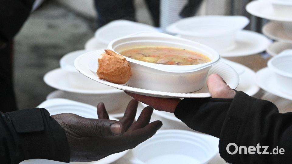 Eine heiße Suppe? Vielen Menschen mit sehr wenig Geld hilft das. (Symbolbild) Bild: Jens Kalaene/dpa