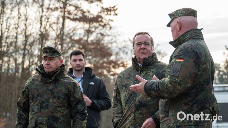 Der Aufbau der Bundeswehr ist die große Aufgabe von Verteidigungsminister Boris Pistorius (SPD, 2.v.r.) - bei seinem Besuch in Roth zeigte er sich zuversichtlich, bis zum Jahresende 20.000 freiwillige neue Soldaten für den Wehrdienst gewinnen zu können. Bild: Daniel Vogl/dpa