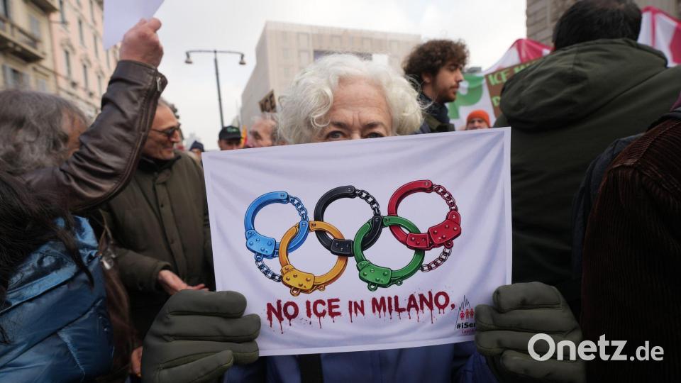 Wenige Tage vor der Olympia-Eröffnung protestierten Tausende in Mailand gegen den Einsatz von Beamten der US-Behörde ICE. (Archivbild) Bild: Antonio Calanni/AP/dpa