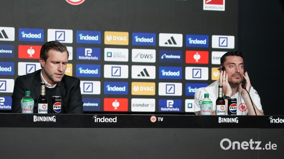 Sportvorstand Markus Krösche (l) und Trainer Albert Riera hoffen auf den Aufschwung. Bild: Marc Schüler/dpa