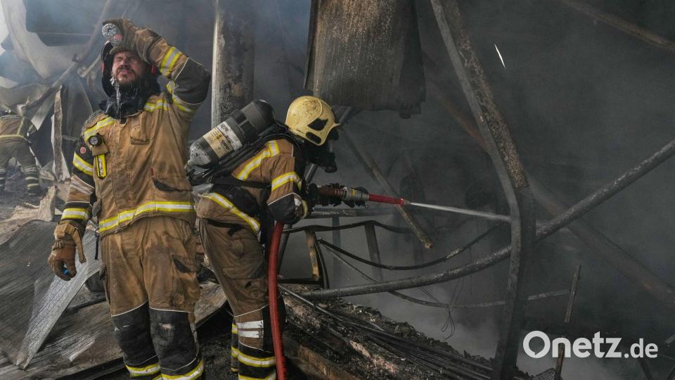 Das Feuer war Medien zufolge am Dienstag in einer 2.000 Quadratmeter großen Markthalle ausgebrochen. Bild: Vahid Salemi/AP/dpa