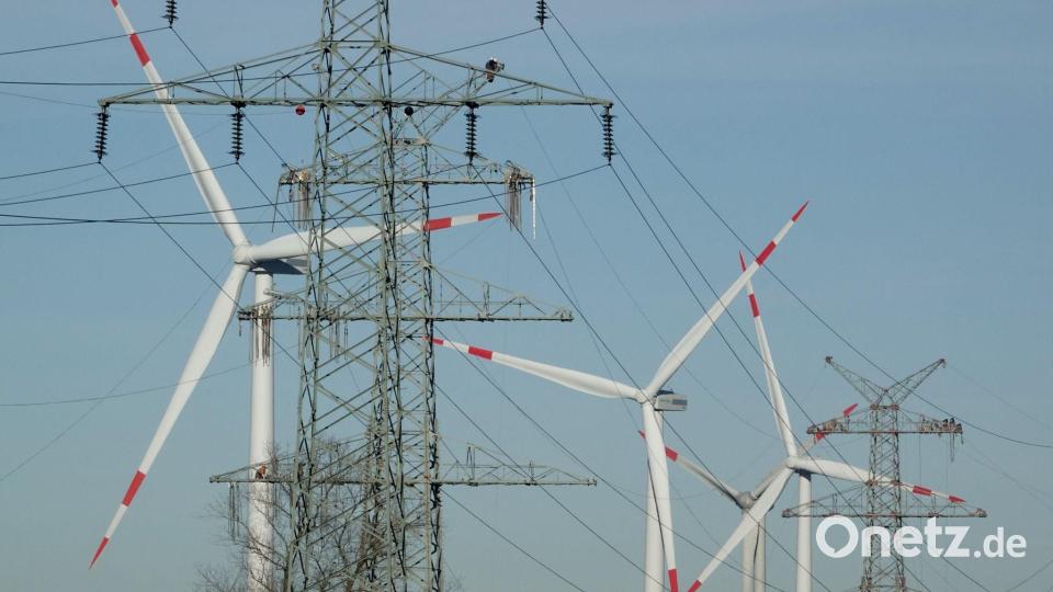 Strom aus Windkraft wird über weite Strecken geleitet. (Symbolbild) Bild: Carsten Rehder/dpa