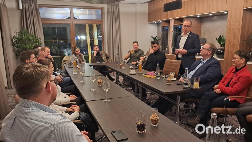 Dr. Michael Ruoff, Landesvorsitzender der FDP (stehend), hielt ein eindrucksvolles Referat über die Vorstellungen der Partei. Ulrich Lechte (rechts davon), der Neumarkter Landratskandidat Sascha Renner (fünfter von rechts) und Dominykas Hartl (links) sprachen Grußworte Bild: wel