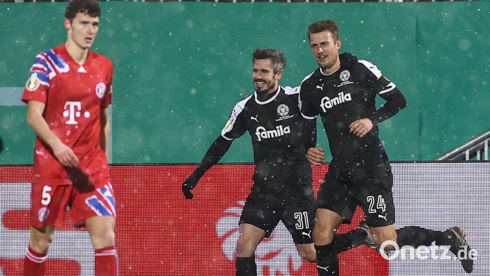 Coup gegen Bayern vor fünf Jahren: Kiels damaliger Spieler Hauke Wahl (r) und Fin Bartels feiern das Tor zum 2:2. Bild: Christian Charisius/dpa