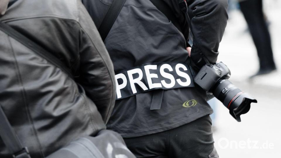 Reporter ohne Grenzen (RSF) hat nach eigenen Angaben im vergangenen Jahr insgesamt 55 Angriffe auf Medienschaffende und Redaktionen dokumentiert und verifiziert. (Archivbild) Bild: Markus Scholz/dpa
