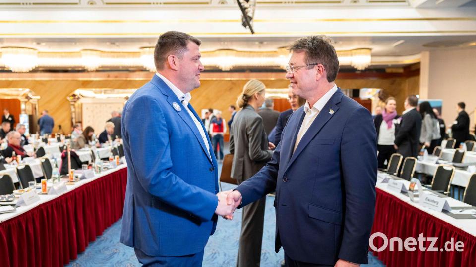 Zum Verhandlungsauftakt begrüßen sich die Verhandlungsführer Oliver Heinrich (IG BCE, links) und Matthias Bürk (BAVC) per Handschlag. Bild: Michael Matthey/dpa