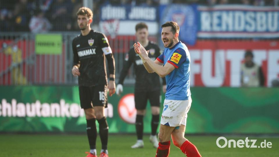 Kiels Steven Skrzybski freut sich auf Partie gegen Stuttgart: „Dafür ist man dann auch als Kind Fußballer geworden.“ (Archivbild) Bild: Christian Charisius/dpa