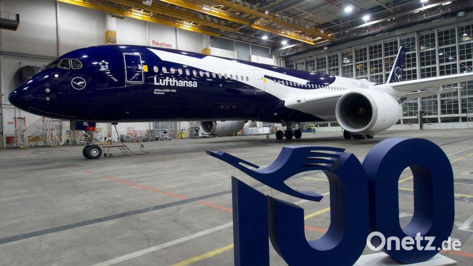 Frischer Lack für einen Lufthansa-Airbus: Die Fluggesellschaft feiert das Jubiläum ihres hundertjährigen Bestehens. Bild: Carsten Hoefer/dpa