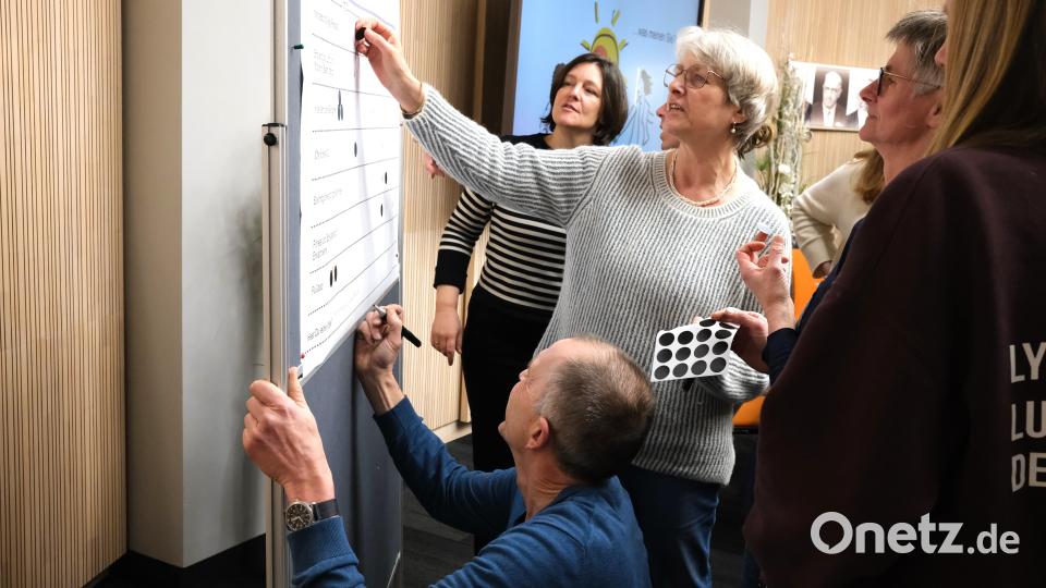 Die Teilnehmer am Workshop bringen ihre Ideen zur Gestaltung des Schlossparks ein. Bild: Hirsch