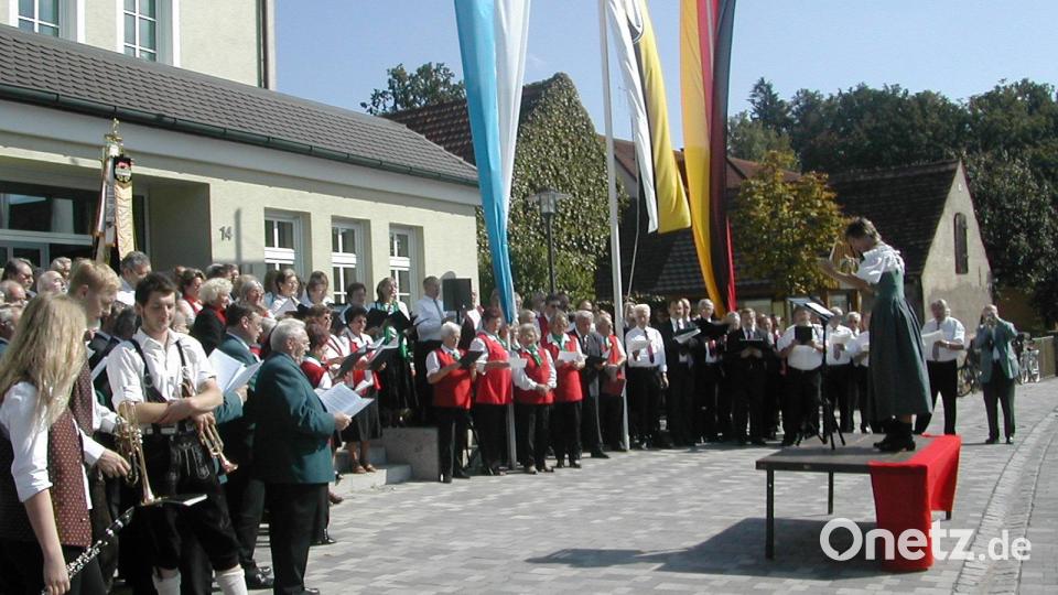 Zum 100. Jubiläum glänzte der Gesangverein 1906 mit einigen Veranstaltungen. Das Gruppen-Sternsingen war eines der Höhepunkte. Bei weiß-blauem Himmel vereinten sich mehrere Gruppen an Chören, die aus den verschiedenen Richtungen dazukamen, um gemeinsam am Rathaus zu singen. Archivbild: wlr